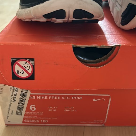 Nike free 5.0+ PRM Size 6 Black and White - Picture 4 of 4